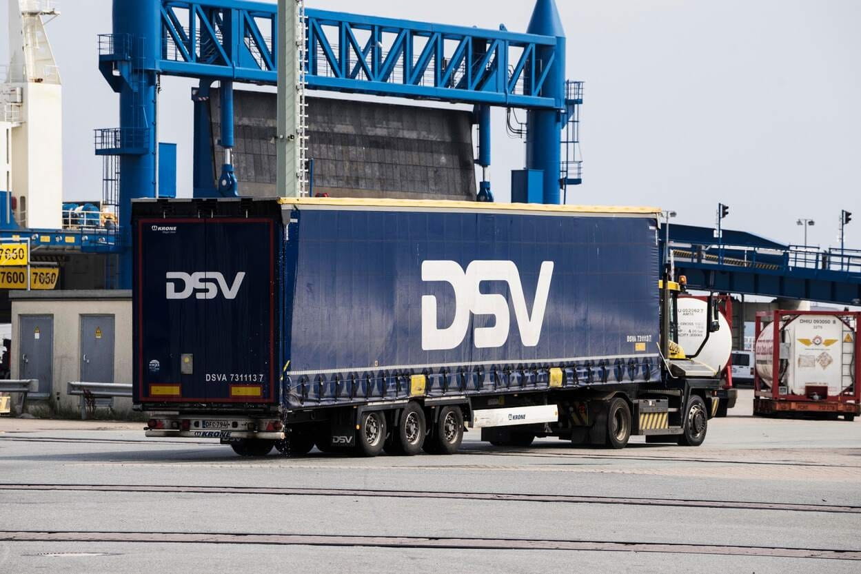 DSV trailer kjører inn på kai